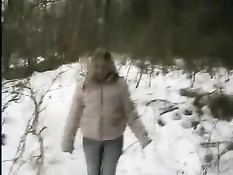 18-летняя немка делает минет и трахается с парнем в зимнем лесу