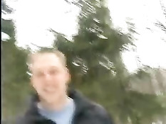 18-летняя немка делает минет и трахается с парнем в зимнем лесу