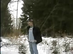 18-летняя немка делает минет и трахается с парнем в зимнем лесу