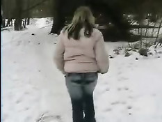 18-летняя немка делает минет и трахается с парнем в зимнем лесу