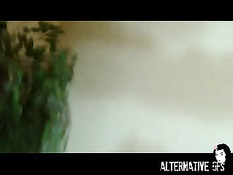 Девка с татуировкой на груди оттрахана членом и фаллоимитатором