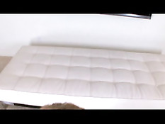 Молодая голубоглазая блондинка бритой киской садится на член