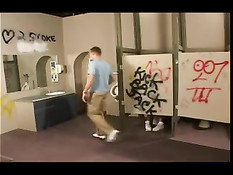 Симпатичная блондинка трахается с мальчиками в мужском туалете