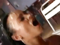 Сексуальная брюнетка в сетчатой блузке участвует в ганг-банг буккаке