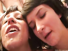 Девушки должны дрочить парням члены и глотать всю их сперму