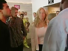 Две красивые девушки занимаются сексом со многими парнями