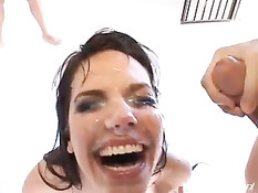 Эти горячие и сексуальные девочки доведут парней до эякуляции