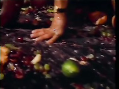 Уложил девушку в фруктовый салат для съемки и оттрахал в нём