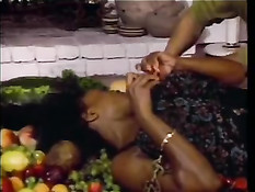 Уложил девушку в фруктовый салат для съемки и оттрахал в нём