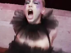 Девушка в кукольном наряде занимается сексом с пареньком