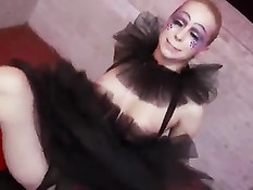 Девушка в кукольном наряде занимается сексом с пареньком