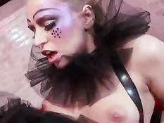 Девушка в кукольном наряде занимается сексом с пареньком