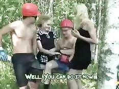Девчонки встретили в лесу двух работяг и занялись с ними сексом