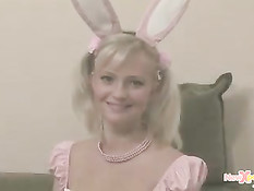 Девушка в костюме кролика любит мастурбировать бананом