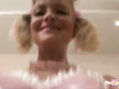 Девушка в костюме кролика любит мастурбировать бананом