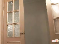 Девушка похожая на Бритни Спирс играется с фаллоимитатором