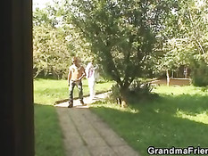 Двое парней пришли в гости и трахнули развратную зрелую даму