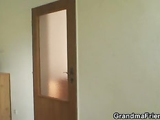 Двое парней пришли в гости и трахнули развратную зрелую даму