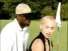 Девушка сосёт член и трахается с чёрным парнем на поле для гольфа