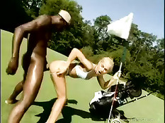 Девушка сосёт член и трахается с чёрным парнем на поле для гольфа