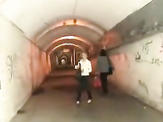 Девчонка минетом зарабатывает на билет на поездку в поезде