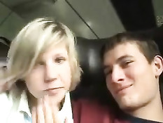 Девчонка минетом зарабатывает на билет на поездку в поезде