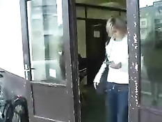 Девчонка минетом зарабатывает на билет на поездку в поезде