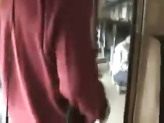 Девчонка минетом зарабатывает на билет на поездку в поезде