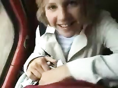 Девчонка минетом зарабатывает на билет на поездку в поезде