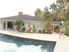 Сладкая оргия у бассейна с молодыми весёлыми девчонками