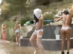 Сладкая оргия у бассейна с молодыми весёлыми девчонками
