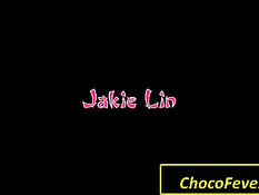 Гейша в красном платье трёт киску и сосёт огромный чёрный член