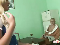 Хозяин сексуально наказал провинившуюся на кухне горничную