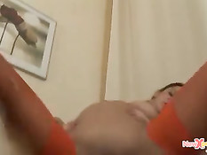 Парень заказал на дом сексуальную модель в оранжевых чулках