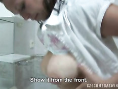 Мощный сквирт и молоко из груди на чешской групповой пати