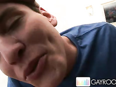 Белый паренёк в разных позициях сосёт длинный чёрный член