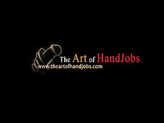 Сексуальная девушка в белом лифчике эротично подрочила член