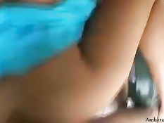 Пока Amber лёжа курит сигарету мужик ласкает её большие сиси