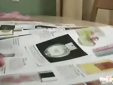 Он читал журнал пока не зашла полуголая подруга в розовом белье