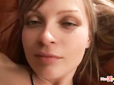 Устроившись на диване красотка играет с розовым фаллоимитатором