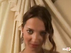 Шатенка под музыку танцует стриптиз и начинает мастурбировать