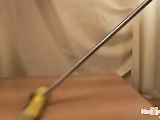 Шатенка под музыку танцует стриптиз и начинает мастурбировать