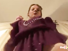 Шатенка под музыку танцует стриптиз и начинает мастурбировать