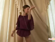 Шатенка под музыку танцует стриптиз и начинает мастурбировать