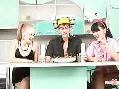 Две выпившие девушки испортили парню его кулинарное шоу