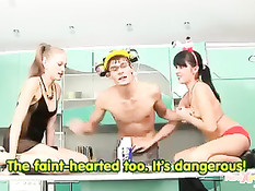 Две выпившие девушки испортили парню его кулинарное шоу