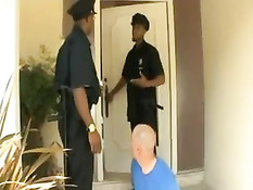 Актриса Бобби Старр делает минет и трахается с чёрным полицейским