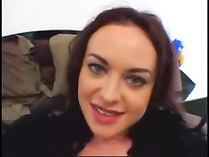 Нарядившись в красивое бельё она ощутила двойное проникновение