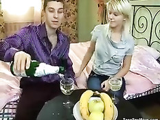 Парень угостил блондинку Нику шампанским и оттрахал на кровати