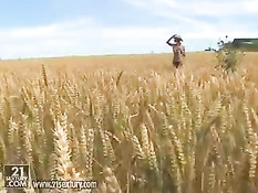 Сельская девушка Сэнди в свободные минуты любит мастурбировать